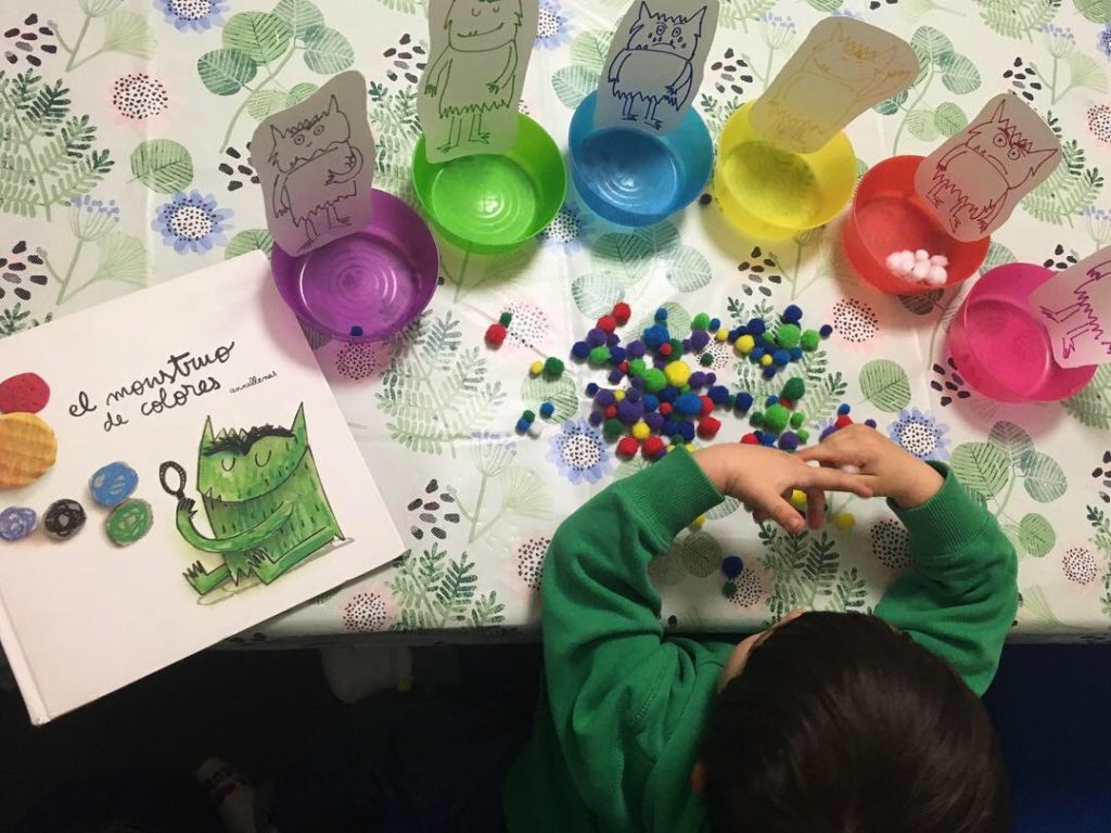 Clasificación de pompones de colores inspirados en “El monstruo de colores“